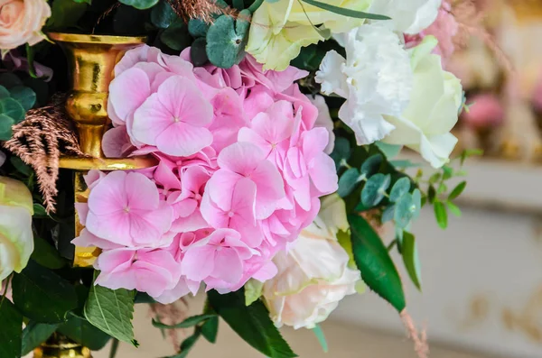 Delicato sfondo di fiori ortensia e rosa primo piano . — Foto Stock