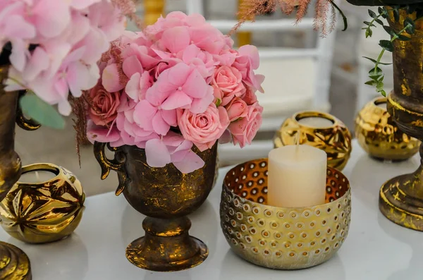 Bouquet délicat de fleurs d'hortensia et de roses dans un — Photo