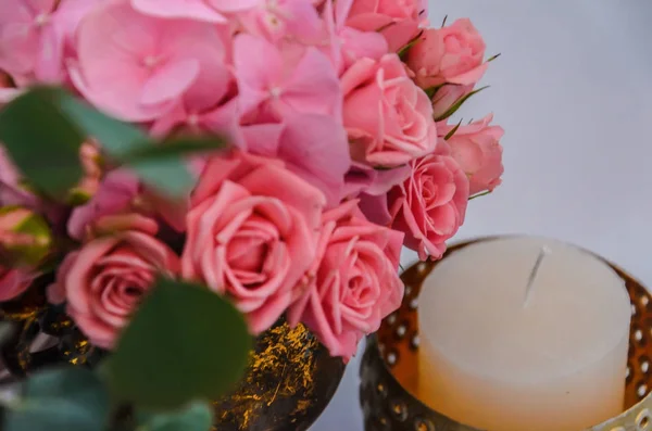 Delikat bukett av hydrangea blommor och rosor i en antik en — Stockfoto