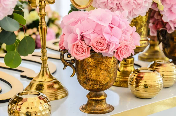 Delicato bouquet di fiori di ortensia e rose in un antico e — Foto Stock