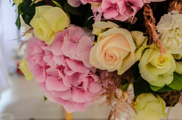 Hassas arka planını çiçekler ortanca ve gül yakın çekim. 