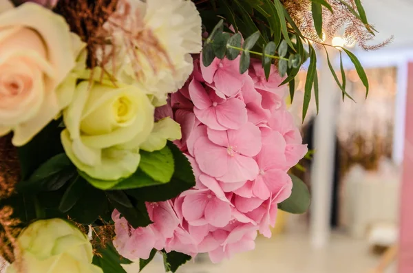 花アジサイとバラのクローズ アップの繊細な背景. — ストック写真