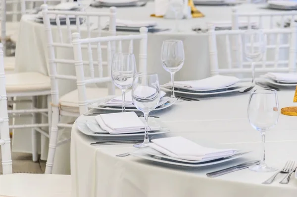 Mesa bellamente decorada para una celebración en un restaurante en — Foto de Stock