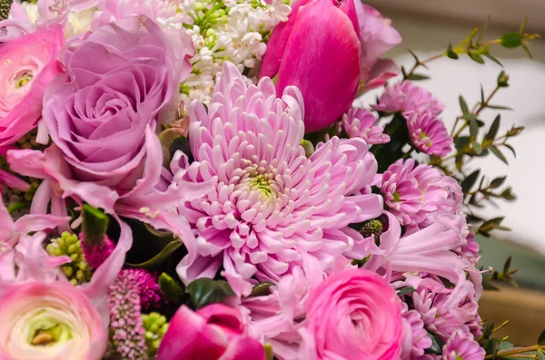 Delicate vers boeket verse bloemen met roze Ranunculus, ro — Stockfoto