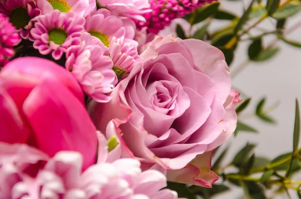 Jemná svěží kytice čerstvých květin s růžovou růží. — Stock fotografie
