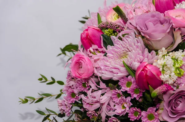 Delicado buquê fresco de flores frescas com Ranúnculo rosa, ro — Fotografia de Stock