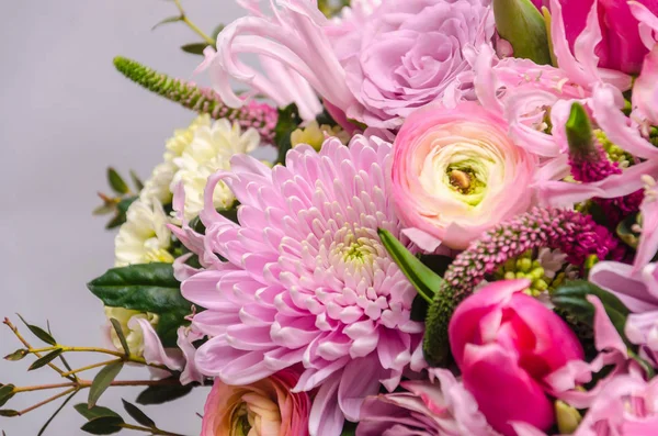 Delikat fräsch bukett färska blommor med rosa Ranunculus, ro — Stockfoto