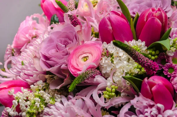 Delicado buquê fresco de flores frescas com Ranúnculo rosa, ro — Fotografia de Stock