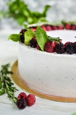 Taze beyaz yoğurt kek taze Ahududu ve böğürtlen