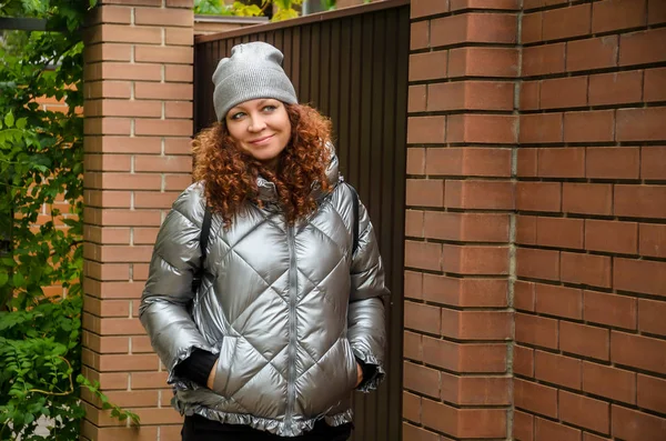 Jolie Femme Aux Cheveux Roux Bouclés Pendant Quarante Ans Tient — Photo