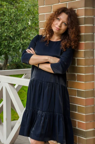 Attraktiva curly-haired rödhårig kvinna i fyrtio år standin — Stockfoto