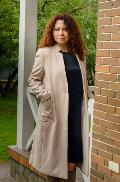 Attraktiva curly-haired rödhårig kvinna i fyrtio år gammal är s — Stockfoto