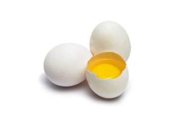 Üç tavuk - yumurta iki bütün kırık bir