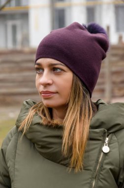 bir yeşil kış ceket ve şapka bir moda ile çekici kadın