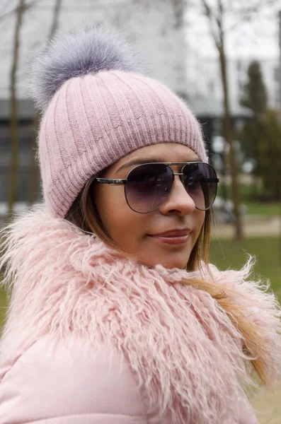 有吸引力的女人在粉红色的冬季夹克与衣领由 l — 图库照片