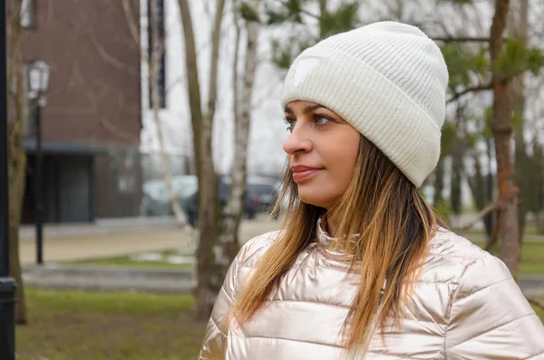 Atraktivní žena v růžové celosezónní bunda a bílý klobouk wi — Stock fotografie