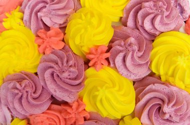 Çok renkli parlak havadar kek krem tasarımı ile. 