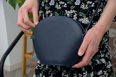 Zarif küçük mavi deri (debriyaj) bir moda elinde çanta