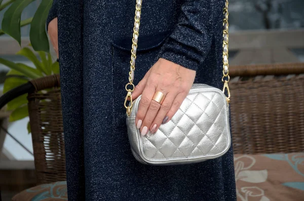 Zarif küçük bir zahmet elinde Gümüş deri çanta kapitone