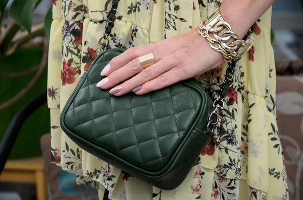 Elegante bolso de cuero verde acolchado en las manos de un fashi — Foto de Stock