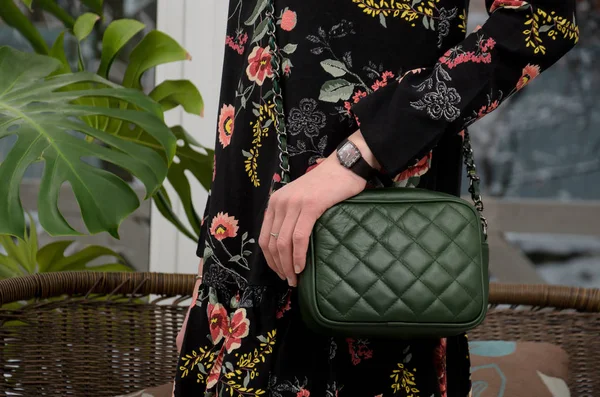 Elegante bolso de cuero verde acolchado en las manos de un fashi — Foto de Stock