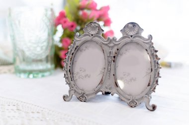 Masadaki fotoğraflar için güzel oyma çerçeve