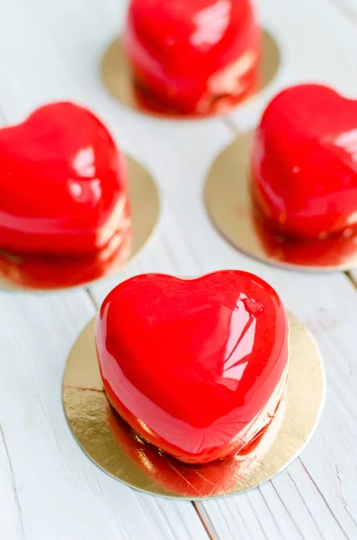 Bolos deliciosos na forma de corações vermelhos brilhantes . — Fotografia de Stock