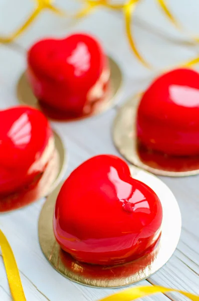 Bolos deliciosos na forma de corações vermelhos brilhantes . — Fotografia de Stock
