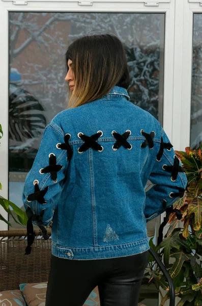 Hermosa mujer en una chaqueta de moda en una casa de campo en un winte — Foto de Stock