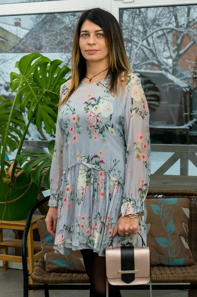 Mooie vrouw in hippe trendy jurk met bloemenprint in een co — Stockfoto