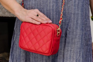 şık kadın moda kadının küçük kapitone kırmızı leath vardır