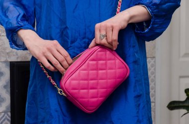 şık kadın moda kadının küçük kapitone pembe leat vardır