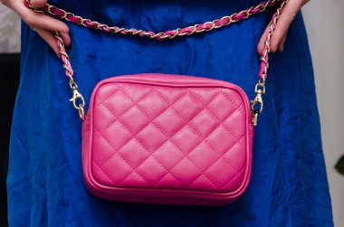şık kadın moda kadının küçük kapitone pembe leat vardır