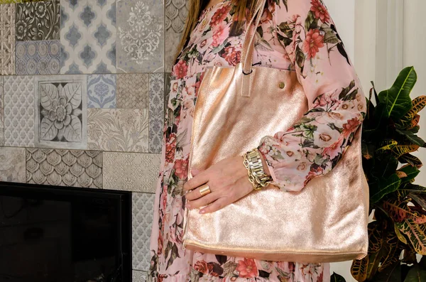 Vrouw op haar schouder heeft een grote ruime parelwitte mode-zak — Stockfoto