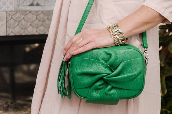 Mujer elegante con una mujer de moda en sus brazos tiene un pequeño , — Foto de Stock