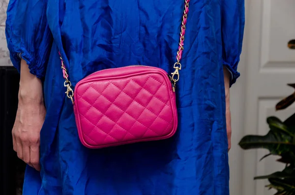 Elegáns nő a divatos nő van egy kis steppelt rózsaszín malomzsilip — Stock Fotó