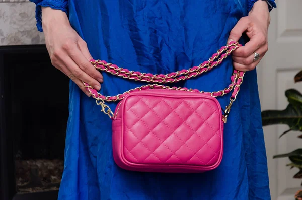 Elegáns nő a divatos nő van egy kis steppelt rózsaszín malomzsilip — Stock Fotó
