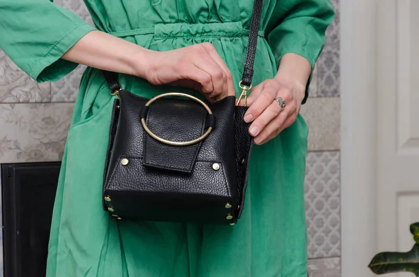 Stijlvolle vrouw met een modieuze vrouw heeft een kleine zwarte tas (cl — Stockfoto