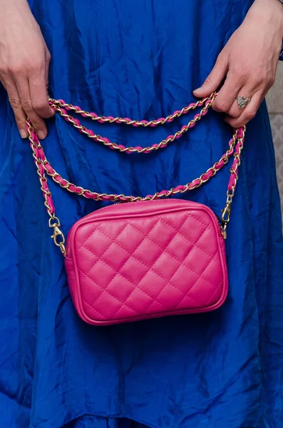 Mujer elegante de la mujer de moda tiene una pequeña correa acolchada rosa —  Fotos de Stock