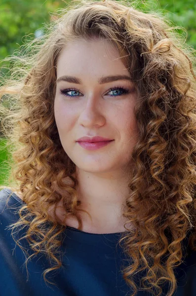 Retrato de uma mulher com cabelo encaracolado chique e blu luz bonita — Fotografia de Stock