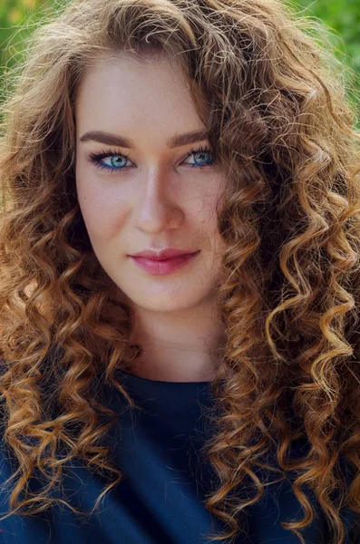 Portrait of a woman with chic curly hair and beautiful light blu — Stock Photo, Image
