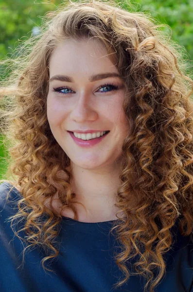 Retrato de uma mulher com cabelo encaracolado chique e blu luz bonita — Fotografia de Stock