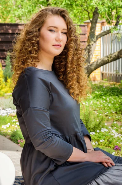 Lovely Woman Chic Curly Hair Resting Backyard His Country House — Stock Photo, Image