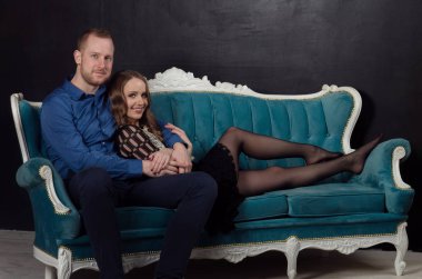 Güzel aşık genç Çift Klasik giysiler içinde bir blu üzerinde oturur