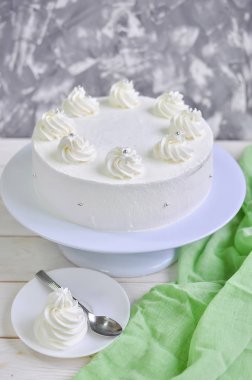 Güzel yumuşak bisküvi pasta beyaz Krem krem zirveleri ile bir