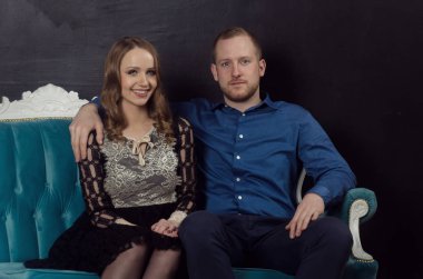 Güzel aşık genç Çift Klasik giysiler içinde bir blu üzerinde oturur