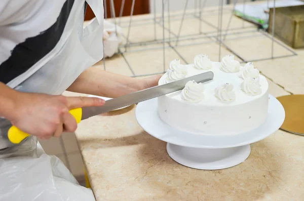 Hand konditorn speciella Konfektyr kniv skära en vacker wh — Stockfoto