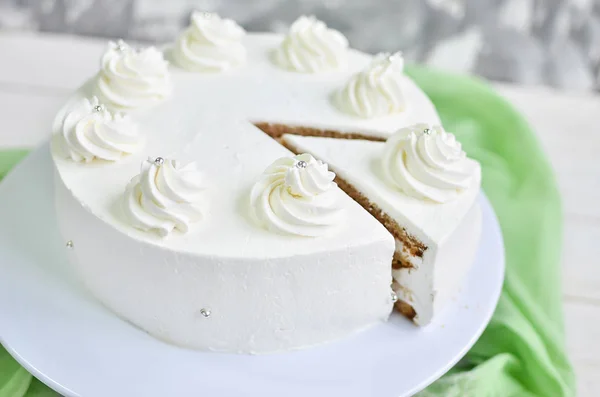 Peça triangular de bolo de biscoito macio em creme branco com crea — Fotografia de Stock