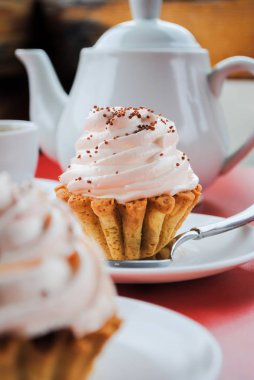 İştah açıcı kek pembe krema ve yağmurlama ile bir tabloda bir