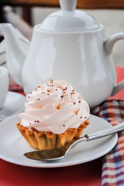 İştah açıcı kek pembe krema ve yağmurlama ile bir tabloda bir